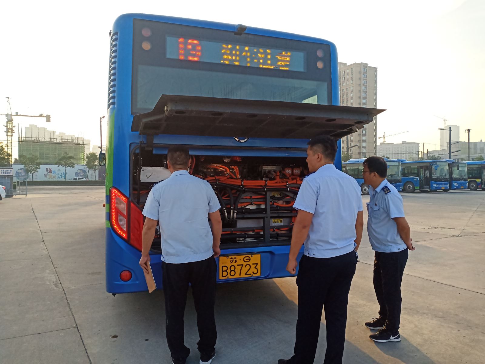 公交集團(tuán)公交事業(yè)一部持續(xù)做好早值班車輛檢查工作